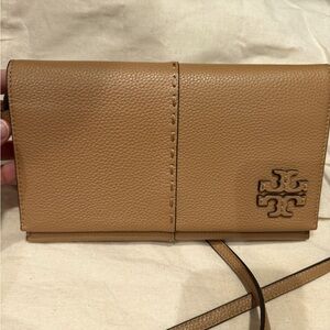 Tory Burch crossbody with detachable strap! Can be used as a clutch!